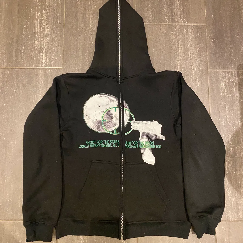 Aim for the moon hoodie, bra skick inget tecken på slitage. Skicka för frågor Kan byta, köparen står för frakt.. Hoodies.