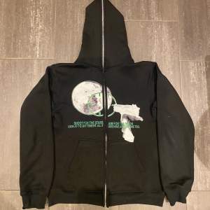 Aim for the moon hoodie, bra skick inget tecken på slitage. Skicka för frågor Kan byta, köparen står för frakt.