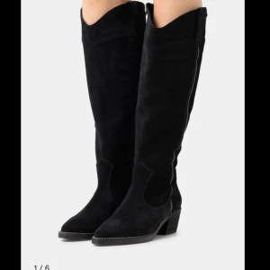 Trendiga stövlar - Säljer dessa helt nya stövlar från zalando, prislapp kvar! Nypris: 1095 kr Säljer eftersom jag inte hann skicka tillbaka dom💕storlek 37