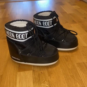 Moonboots  - Säljer nu mina fina moonboots som ej kommer till användning, köpte dessa förra året men kom dock inte till användning så mycket som jag trodde! Skriv privat för fler frågor eller funderingar❣️