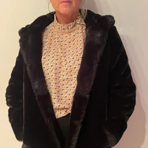 Pälsjacka - Snygg pälsjacka i bra skick!