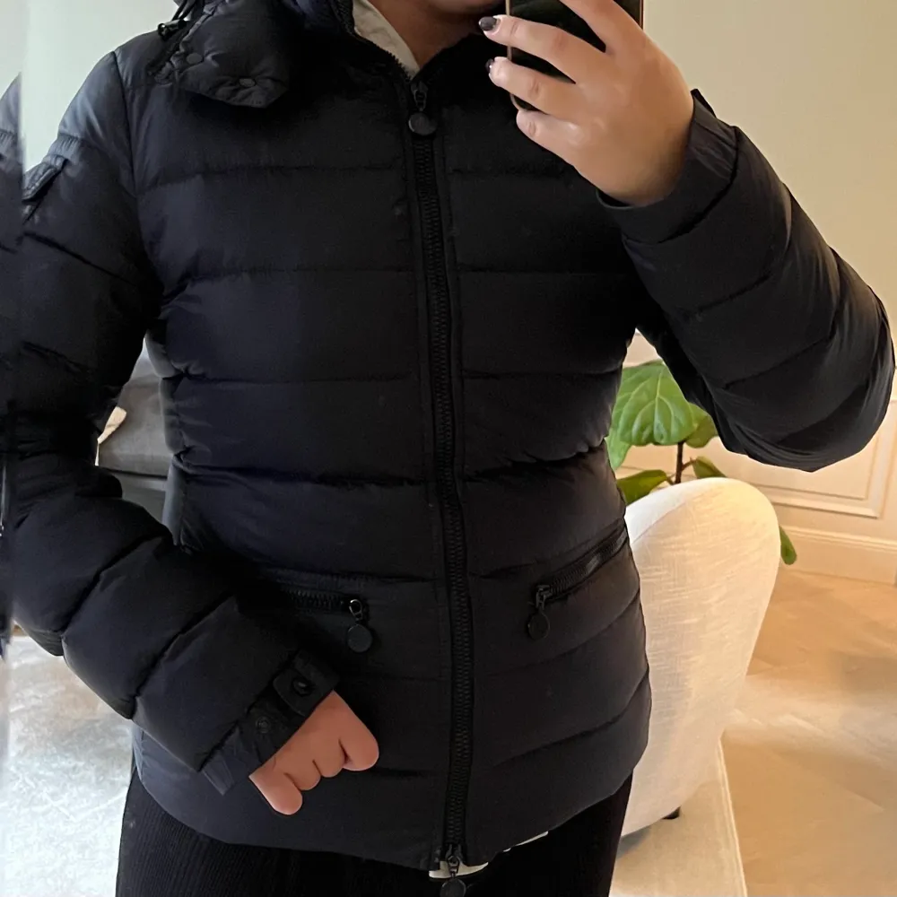 Snygg Moncler jacka i dam modell. Perfekt till vardags eller om man vill va snygg i skidbacken.  Mörkblå i storlek 1 som motsvarar xs/s beroende på hur man vill att den ska sitta. Se bild för referens, jag är egentligen M nu den sitter för tight på mig. . Jackor.