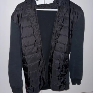 Prada Cardigan  - Tjena säljer min eftertraktade Prada cardigan som är väldigt bra skick! 