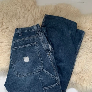 carpenter jeans - abercrombie & fitch jeans, har några fläckar 