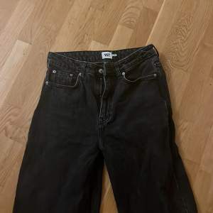 Svarta jeans från lager 157.🤍