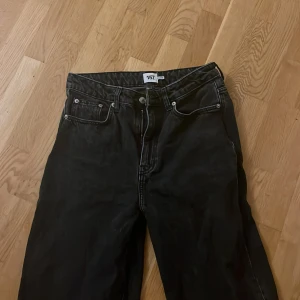 Jeans - Svarta jeans från lager 157.🤍