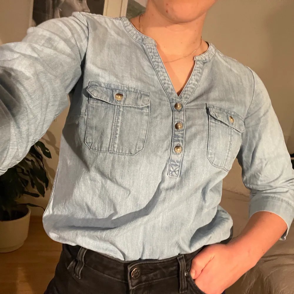 Denna goding hittade jag i en 2nd hand butik i Englands vintage-Mekka Bristol 2018. Nu hoppas jag den kan hitta en nya ägaren som är taggad på att bära den vidare 😇  Fint skick! Vintage-vibe utan att vara sliten. Färg: ljusblå jeans . Toppar.