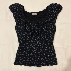 y2k milkmaid topp - vintage milkmaid topp med blåa blommor. frakt vid swishbetalning kostar 51kr
