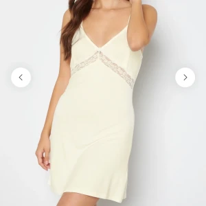 Nattlinne - Créme vit klänning/nattlinne i storlek XL🫶🏼🦢aldrig använd! Fraktkostnaden kan variera beroende på fraktsätt, fråga vad det blir så tar jag reda på det🙌🏼