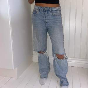 Superfina jeans med hål från hm som tyvärr inte kommer till användning längre! Passar perfekt för dig som är runt 160 och har storlek 34-38! Köparen står för frakt😍