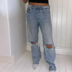 Jeans från hm - Superfina jeans med hål från hm som tyvärr inte kommer till användning längre! Passar perfekt för dig som är runt 160 och har storlek 34-38! Köparen står för frakt😍