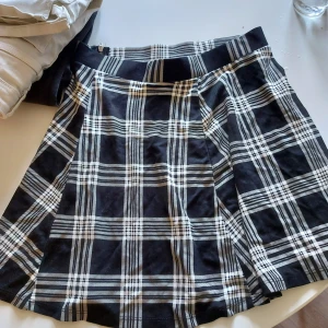 Kjol  - Kjol använd ett par gånger fint skick st s