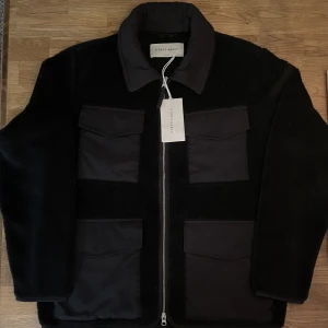 Höstjackan ifrån A Days March strl M - Jackan är storlek M och är i nyskick. Jag köpte jackan men har inte använt den mer än att jag provat den. Nypris 1795kr. Köpare står för frakt.