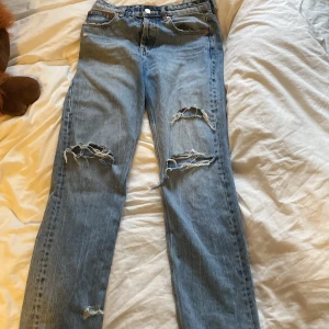 Straight jeans med slitning ❤️ - Sköna och fina jeans från zara i strl 38💖 står inte för frakten😊