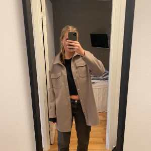 Beige jacka - Beige jacka från Only i storlek M.  Nypris 500, säljer för 250kr + frakt! 🤎