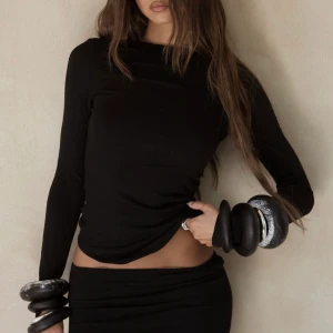 BOOT NECK TEE - Åtsittande tröja från BAYSE, som formar sig efter kroppen. Aldrig använd!!! 💛 Köpt för 728kr - Mitt pris: 300kr