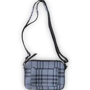 En grå rutig handväska med lila detaljer köpt från märket Don Donna 💼 🔘 Den är i konstläder och har sjysterbara band!