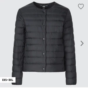 Svart uniqlo jacka (byte) - En svart uniqlo jacka i storlek s köpt för nån månad sen så bra skick, vill byta mot en likadan i mörkblå i s (m funkar oxå) hör av er vid intresse av byte💕💕