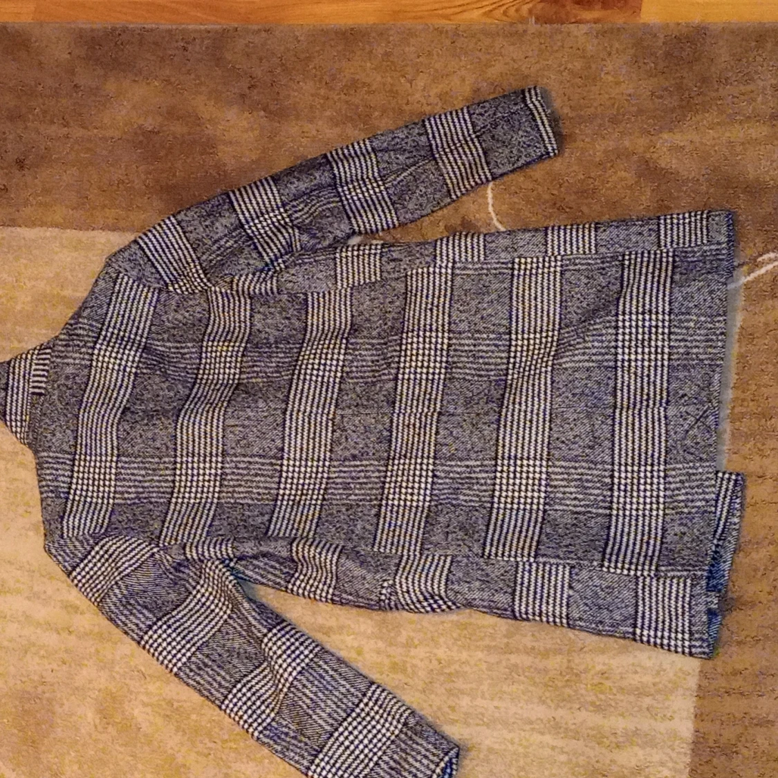 white black coat that warms in winter and is suitable for any occasion.