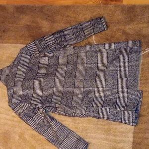 white black coat that warms in winter and is suitable for any occasion. - The coats is been worn like 5 times.