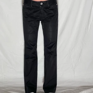 low waist jeans - KONTAKTA INSTAGRAM DM VID INTRESSE @lwjeans.uf  Jeans 002❤️‍🔥 Märke: Rear Storlek: W26 Midjemått: 76cm  Innerbenslängd: 72cm  Modellen är W26 EUR34 och 160cm lång