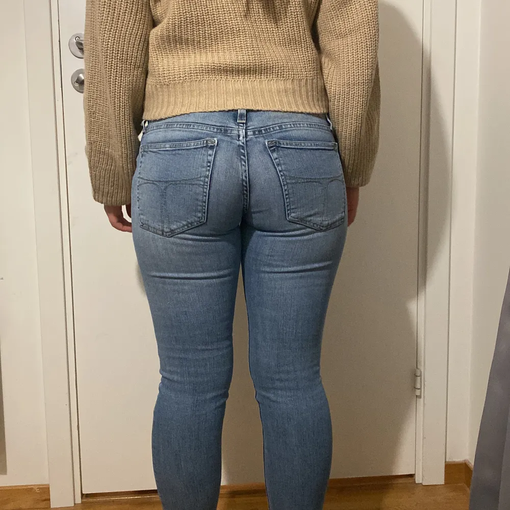 Ett par lågmidjade jeans från tiger of Sweden som sitter superfint och är i bra skick men säljs då de är för tajta på mig. . Jeans & Byxor.