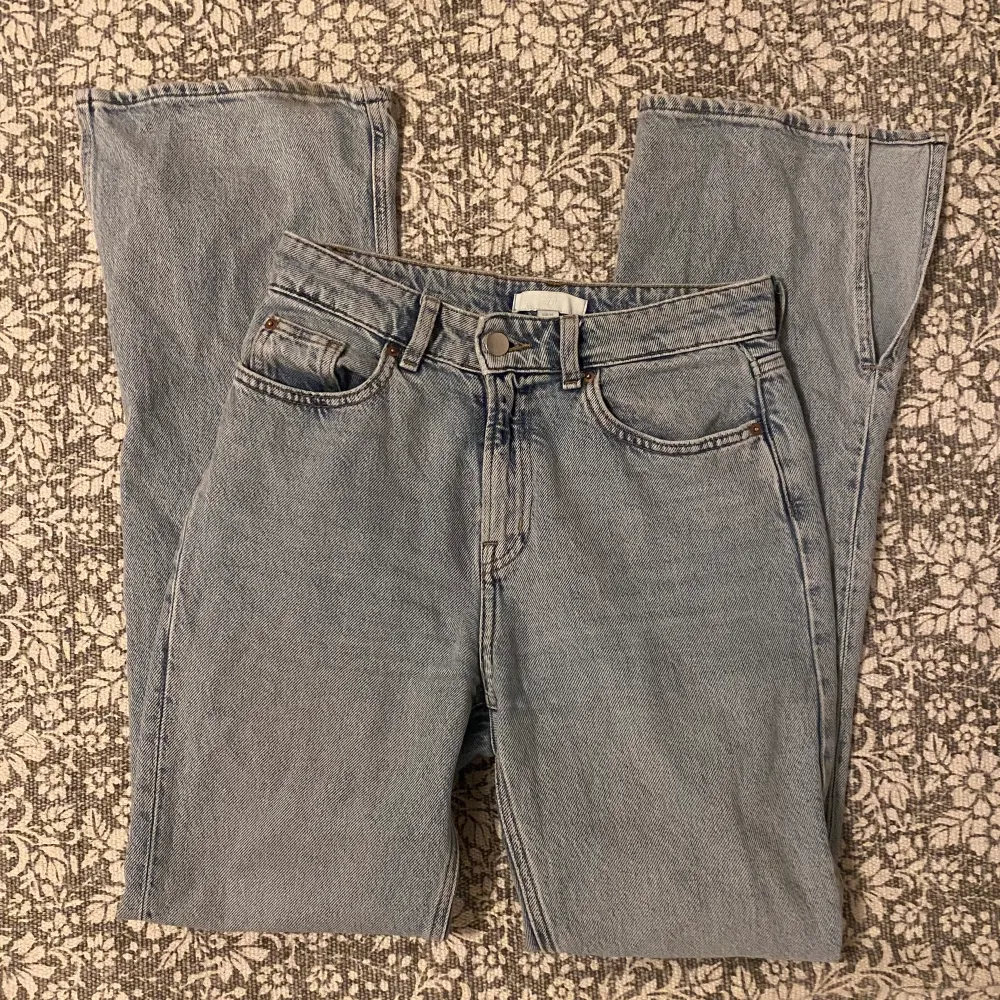 Högmidjade jeans med slits från H&M💓 ganska använda . Jeans & Byxor.