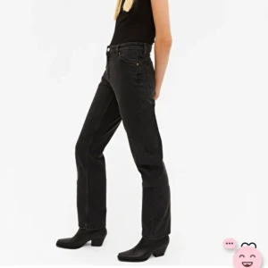 monki raka svarta jeans - säljer nu mina oanvända monki jeans mid waist i strl 27  då de inte satt som jag tänkte och glömde lämna tillbaka i tid. kan skicka fler bilder privat om så önskas 💕💕