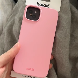 Rosa silikonskal iPhone 13 - Säljer ett sprillans nytt skal eftersom jag köpte fel modell och hann ej skicka tillbaka.