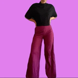 Lila vida byxor Svart polo - 💓Outfit💓   ✨Byxor Gate Woman S/36 (100kr) Glansigt material, djup lila färg, hög midja, vida ben   ✨T-shirt / Topp Basic Monki L (90kr)  Krage / halv polo, bred passform, hög skärning/kort  (Komplett outfit 150kr)