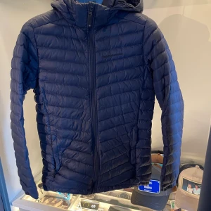 Peak jacka - Säljer nu min peak jackan nästan helt ny von 9,5/10 ny pris 2500kr