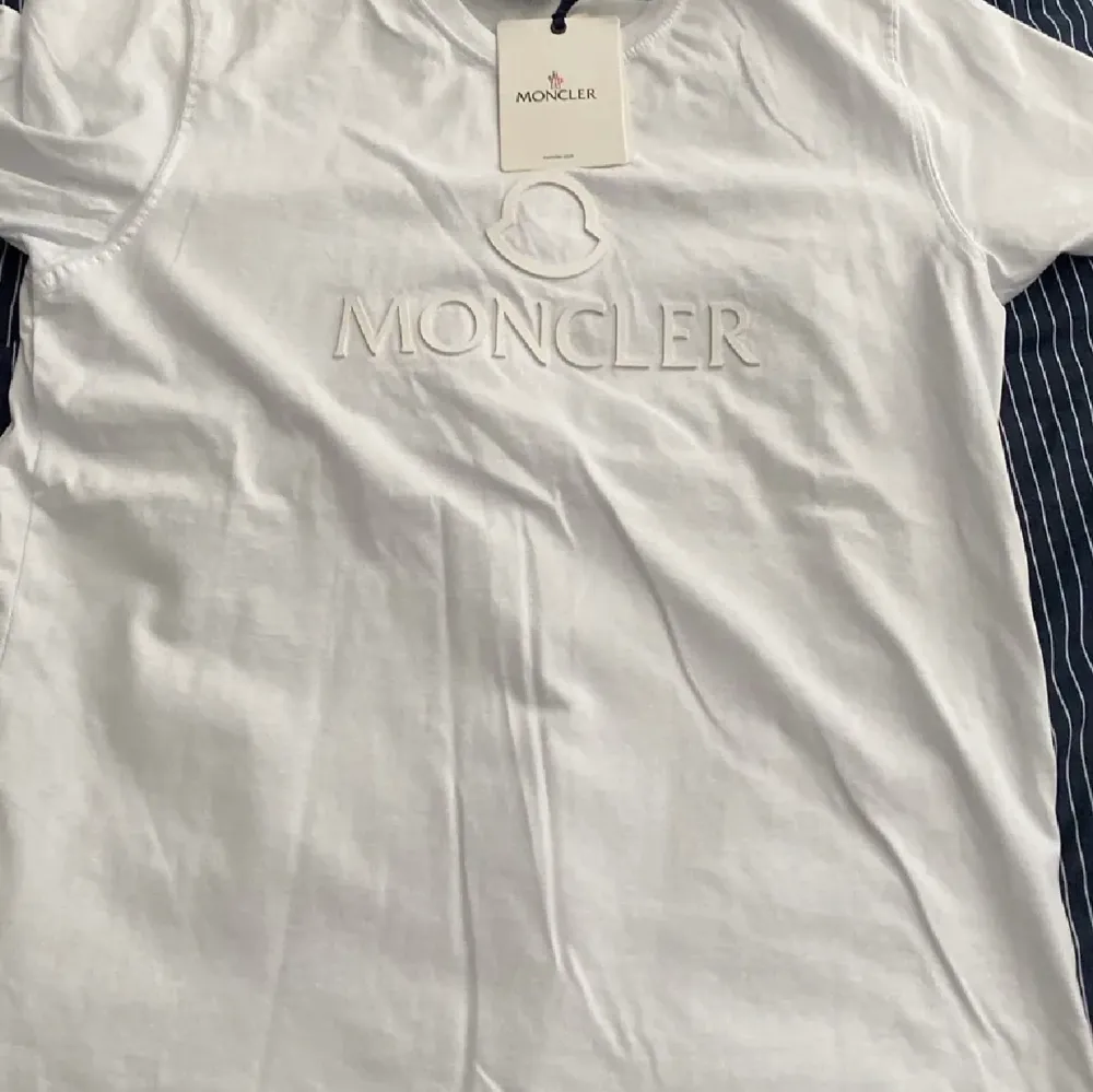 Moncler tröja aldrig använd och är storlek L . T-shirts.