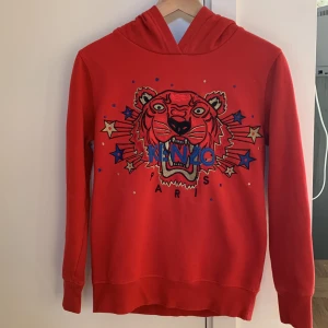 Kenzo hoodie limited edition 14a - Snygg Kenzo Hoodie stl 14A, limited edition Chines new year. 9/10. Köpt på Farfetch
