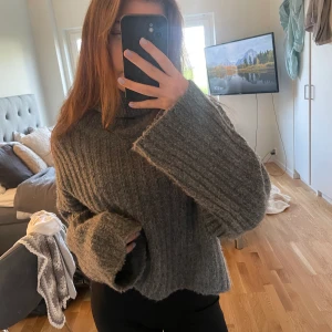 Mysig stickad tröja - En jättefin grå stickad tröja med polo som passar perfekt nu till vintern.💕 Säljer pga att jag inte har någon användning för den, jag använde den ca 5 gånger förra vintern, så den är inprincip ny💗 Köpare står för frakt💓