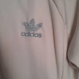 Adidas, vit tröja - Vit tröja, liten storlek. God skick. Frakt ingår ej. 
