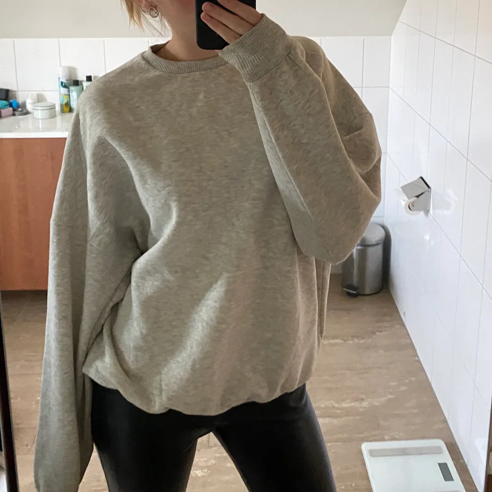 Jättefin grå vanlig oversize sweatshirt från Nelly by Nelly💖 stl S passar fler storlekar💖. Tröjor & Koftor.