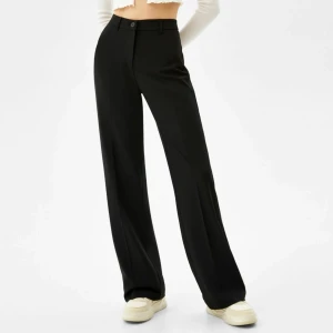 Bershka byxor  - Byxor från Bershka, i storlek 32. Använda ett fåtal gånger!💘 63% polyester, 32% viskos, 5% elastan