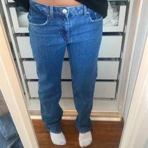 Snygga low Rise jeans från Pull and Bear som aldrig är använda. Storleken är 36