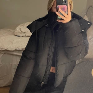 Vinterjacka - Superfin tjock jacka ifrån weekday. Luvan går att ta bort men även knäppa tätare. Köpare står för frakt❤️