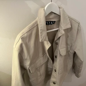 Jeans jacka - Säljer denna beiga jeans jacka från Stay, då den tyvär inte längre kommer till använding. Original pris är 500kr Säljer den för 270kr inklusive frakt
