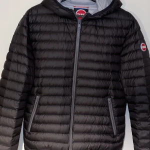 Colmar dunjacka strl. S - Säljer nu min fina dunjacka från märket Colmar i storlek EU 46 (small).  Jackan är snålt använd och därför i väldigt bra skick. Nypris: 3699kr, mitt pris: 1999kr   Tveka inte att höra av er vid funderingar! 