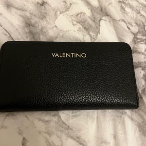 Plånbok  - Säljer denna helt oanvända plånboken i Valentino ÄKTA. Fått i pressent därav inget kvitto. 