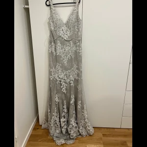 Festklänning Rever Design - Festklänning köpt från Rever Design i Södertälje. Använd endast 2 timmar under en fest. Jätte fina detaljer på hela klänningen. Kan testas innan köp. Storlek 46 (L/XL) Köpt för 6000 kr säljs för 3000 kr (pris kan diskuteras)