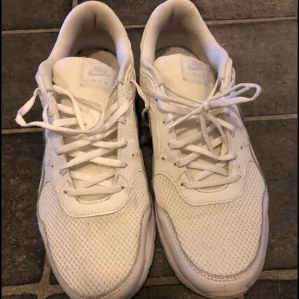 Säljer dessa Nike Air skorna. Nytt skick pågrund av att användningen är 2 gånger. Kontakta endast för frågor eller köp. :) frakt=69kr. Skor.