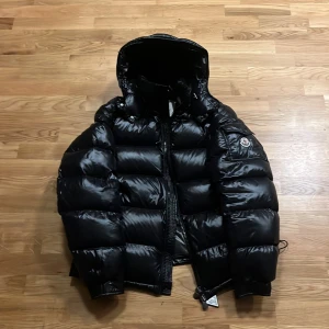 Moncler Maya - Säljer en moncler maya, i storlek 3. Allt og finns, samt den är i väldigt bra skick.