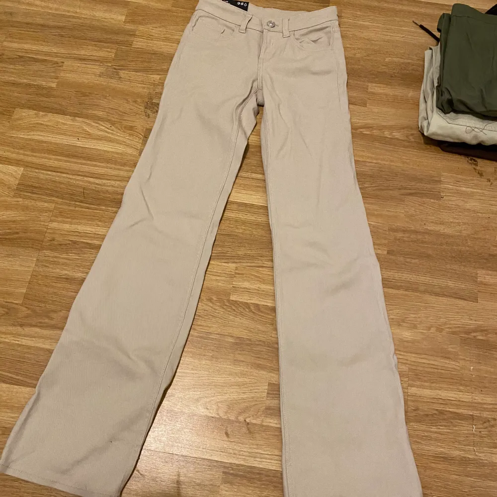 low waist jeans från h&m helt nya lappen e kvar för ja köpte i fel storlek. Jeans & Byxor.