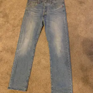 Ett par sköna jeans från Levis som håller värmen. Nästan helt oanvända och skicket är som nytt. Pris går att diskuteras.