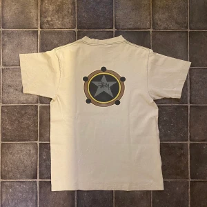 Vintage Stussy tshirt - Sitter S/M! Pyttelitet hål på vänster arm, se andra bilden!