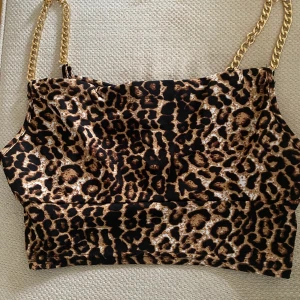 Leopard top - Helt ny top i leopardmönster med guldkedjor. Perfekt för fest. Finns i Bandhagen 