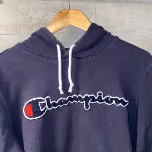 Marinblå hoodie från champion, säljs pga ingen användning💙